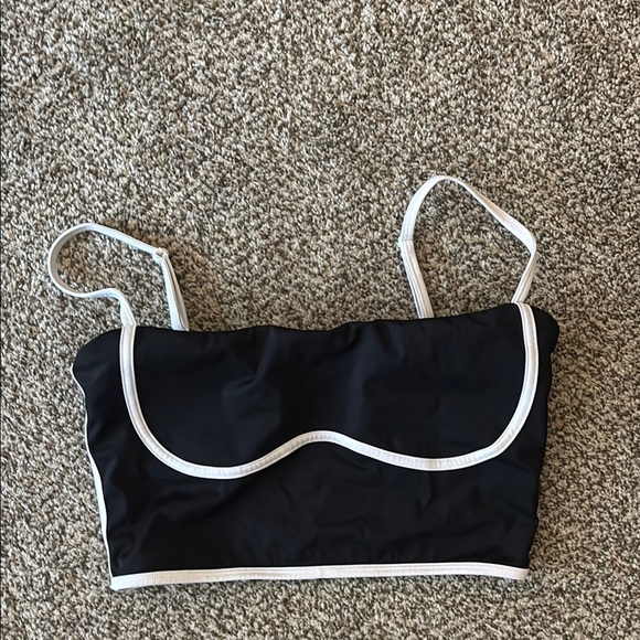 Chic Black and White Alo Inspired Crop Top - Picture 1 of 5